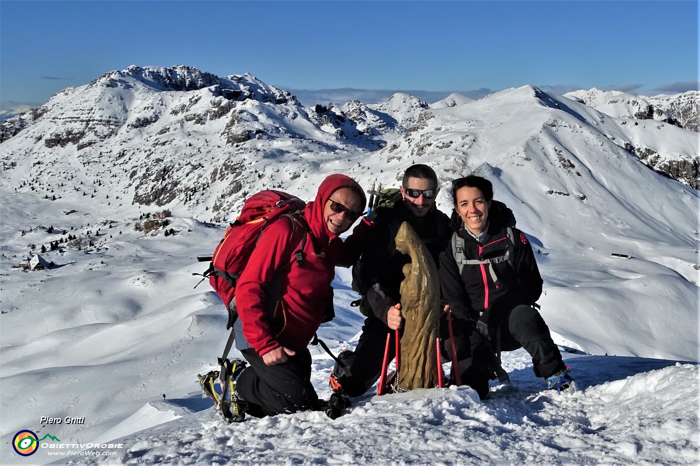 03 Alla Madonnina del Sodadura (2011 m), emergente dalla neve con gli amici Alice e Luca.JPG